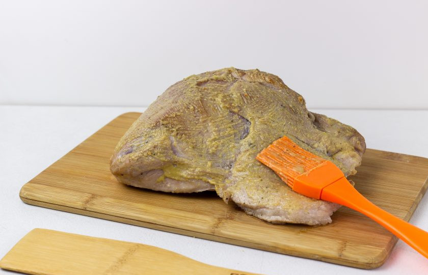 1. Этап. Свинина с орехами: Обмажьте весь кусок горчицей.