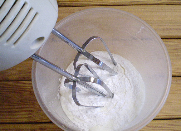 1. Этап. Сметанный десерт с ягодами: Возьмите миксер, взбейте сметану с загустителем, постепенно добавляя сахарную пудру.