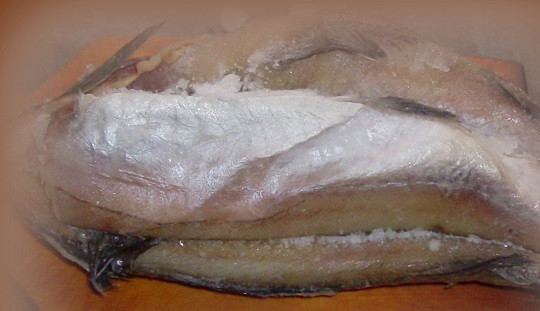 1. Этап. Минтай в майонезе: 1. Тушки рыбы нужно разморозить и очистить от шкурки, плавников и крупных костей. Хорошо просушить, чтобы в готовом блюде не было большого количества лишней жидкости.