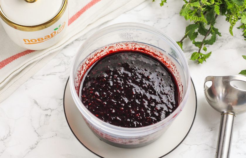 1. Этап. Ежевичная наливка: Ягоды ежевики промойте в воде, выложите в глубокую емкость (стеклянную или пластмассовую для пищевых продуктов). Отпюрируйте ягоды блендером или раздавите прессом для вареного картофеля, толкушкой, чтобы выпустить из них сок.