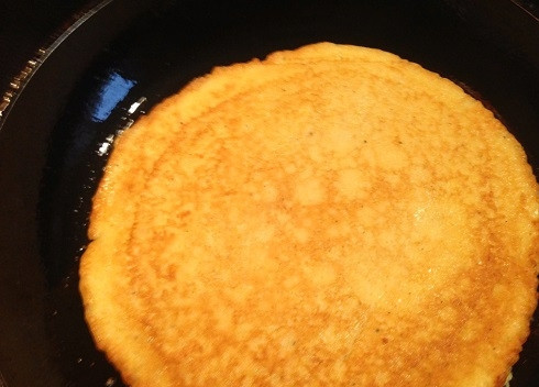 1. Этап. Картофельная пицца на сковороде: Переворачиваем картофельную лепешку, когда оно хорошо поджарится, и уменьшаем огонь.