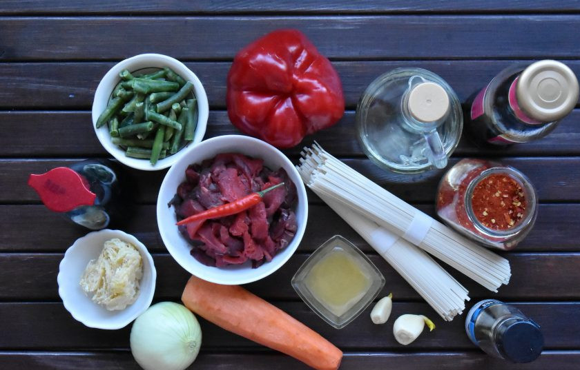 1. Этап. Удон с говядиной в устричном соусе: Подготовьте ингредиенты для приготовления лапши удон. Количество овощей примерное. Вы можете использовать любые овощи на свой вкус.