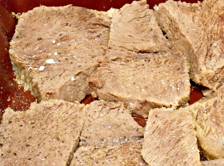 1. Этап. Запеканка из вареной говядины: Нарежьте вареную говядину примерно на одинаковые кусочки и уложите в смазанную форму.