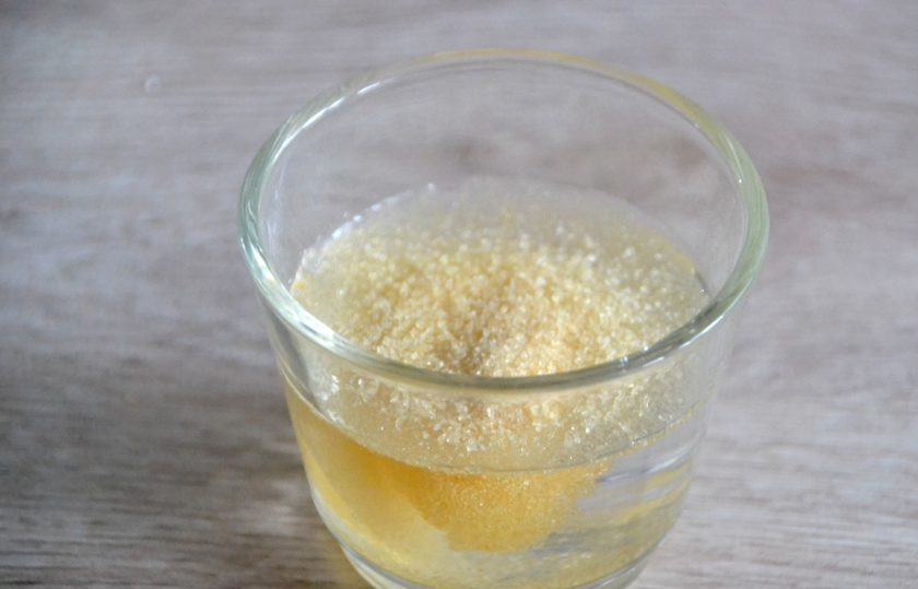 1. Этап. Торт Груши в карамели: Замочите 10 грамм желатина в 60 мл. воды.