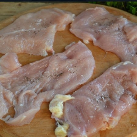 1. Stage. French Chicken Breasts: Cut the meat into plates, salt and pepper to taste.