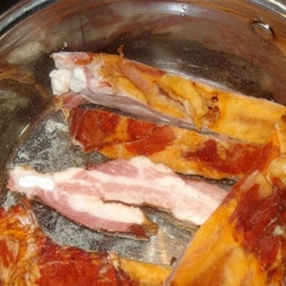 1. Этап. Гороховый суп с копчеными ребрами: Моем и нарезаем свиные ребрышки. Кладем их в кастрюлю и заливаем водой, литра так 2 льем. После чего доводим ребрышки до кипения и варим их около 40 мин, следя за пеной, так как ее рекомендуется убирать.