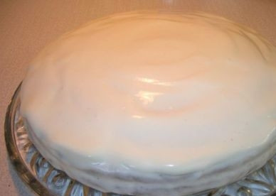 1. Этап. Медовый торт простой: И смазываем оставшимся кремом. Ставим в холодильник часа на 3. Украшаем по своему вкусу: сахарной посыпкой, тертым шоколадом, фруктами.