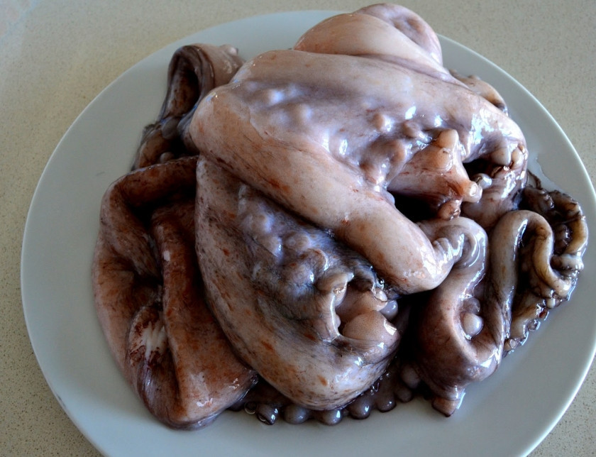 1. Этап. Жареные осьминоги: Промойте и почистите осьминога.