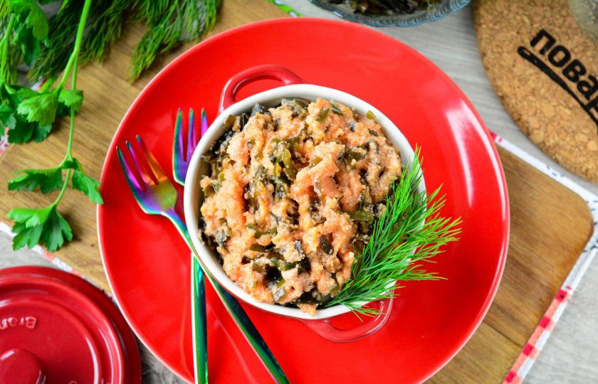 1. Этап. Икра из манки и морской капусты: Икру из манки и морской капусты можете подавать к столу как в теплом, так и в холодном виде.