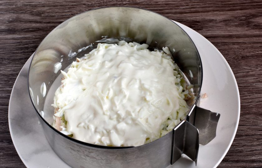 1. Этап. Салат «Африка»: Далее натрите на крупной терке яичные белки и уложите слоем на киви. Смажьте майонезом.