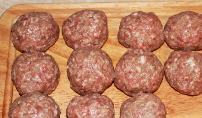 1. Этап. Фрикадельки под соусом: Формируем из фарша фрикадельки.