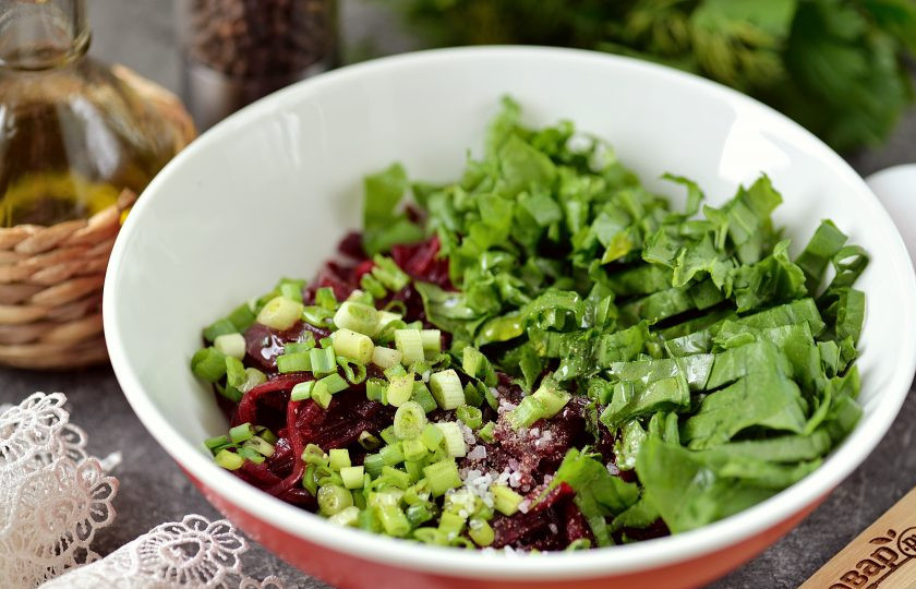 1. Этап. Салат из свеклы с щавелем: Нарежьте зеленый лук, щавель и петрушку, добавьте в миску к свекле. Всыпьте соль и перец по вкусу, заправьте растительным маслом.