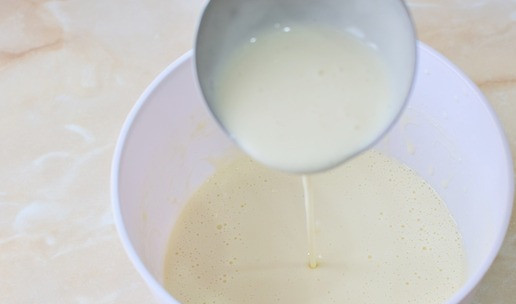 1. Этап. Блины-треугольники с фаршем: Влейте в чашу молоко и постепенно подсыпая муку, замешивайте тесто. Готовое блинное тесто будет достаточно жидкое. Именно из такого будут получаться тонкие блинчики для фарширования. Консистенцию теста регулируйте добавлением молока и муки.