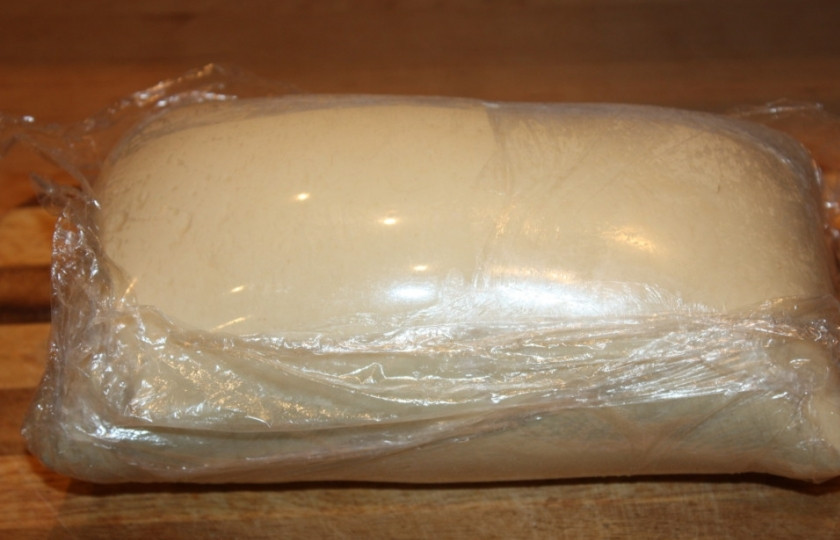 1. Этап. Тесто на круассаны: В итоге получается 7 слоев. Финальный вариант теста отправьте в холодильник на 12 часов. После этого тесто будет готово к работе (кстати, вы заметите как оно увеличилось в объеме). Можете часть теста заморозить на будущее.