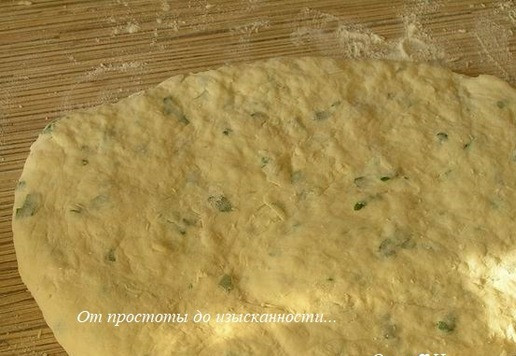 1. Этап. Сырный содовый хлеб: Из теста сформируйте пласт, толщиной около 2 см.