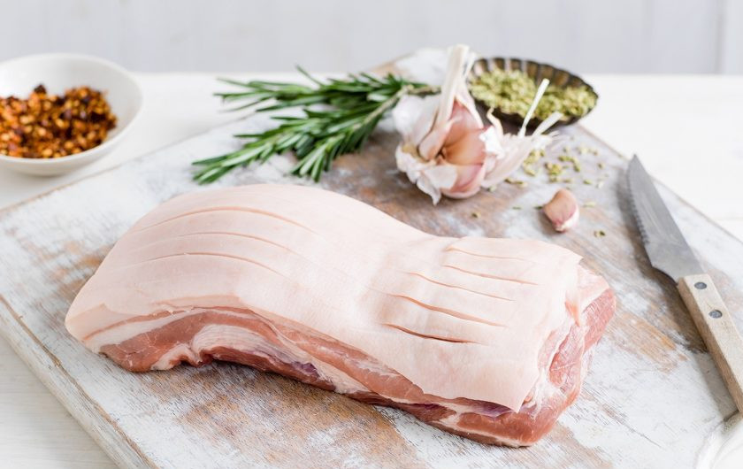 1. Этап. Итальянская поркетта: 2. Надрежьте свинину по кожице острым ножом.