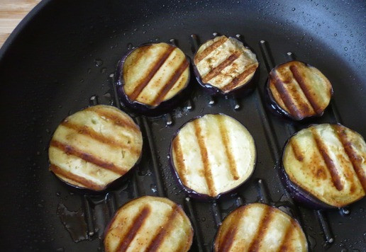 1. Этап. Сэндвичи с плавленым сыром и баклажанами: Затем баклажаны обжарьте с двух сторон на сковароде-гриль.