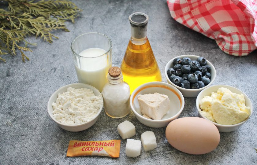 1. Этап. Булочки с голубикой: Подготовьте все необходимые ингредиенты для приготовления булочек с голубикой. Ягоды голубики переберите, вымойте и дайте обсохнуть.