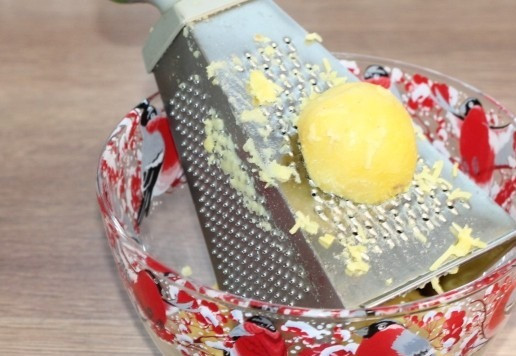 1. Этап. Блинные корзиночки с начинкой из тунца: 2. Приготовим тесто. Очищаем вареный картофель и натираем на средней терке.