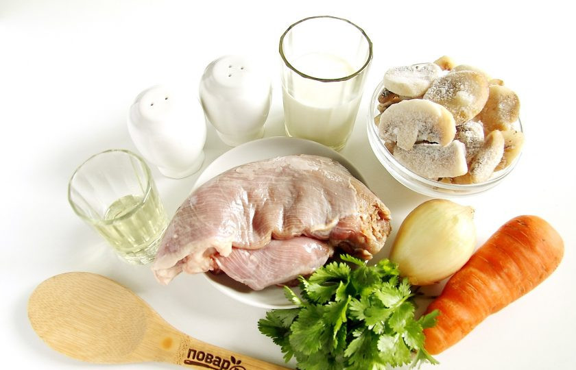 1. Этап. Индейка с грибами в мультиварке: Подготовьте все ингредиенты.