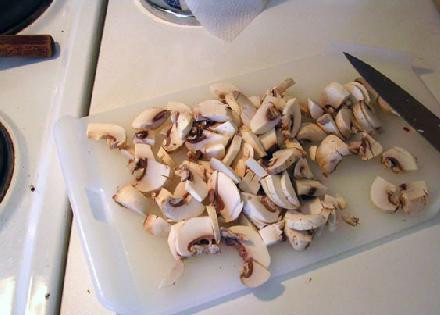 1. Этап. Сэндвич с грибами: Нарезаем шампиньоны.