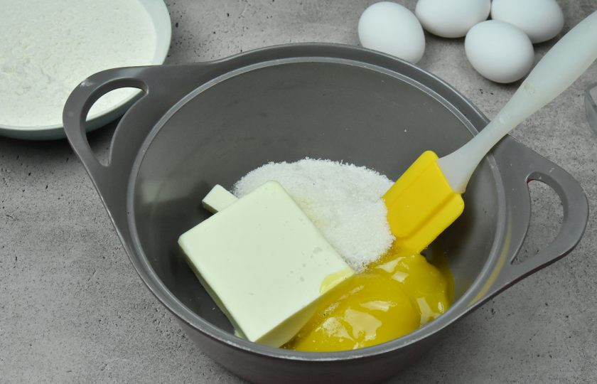 1. Этап. Торт Медок: В сотейнике с толстым дном соедините 100 грамм сахара, мед и 180 грамм сливочного масла.