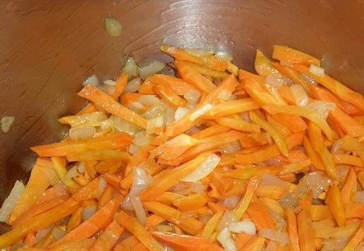 1. Этап. Кукурузно-морковный суп с курицей: Перемешиваем овощи и обжариваем 5-6 минут.