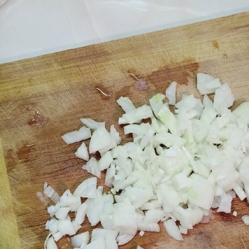 1. Этап. Курица в томатном соусе с оливками: Лук мелко покрошить.