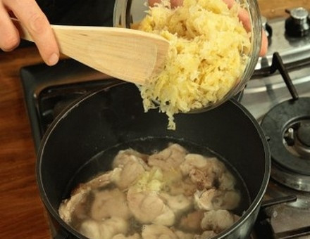 1. Этап. Суп с квашеной капустой: Квашеную капусту промойте под холодной водой, отожмите и добавьте в бульон.