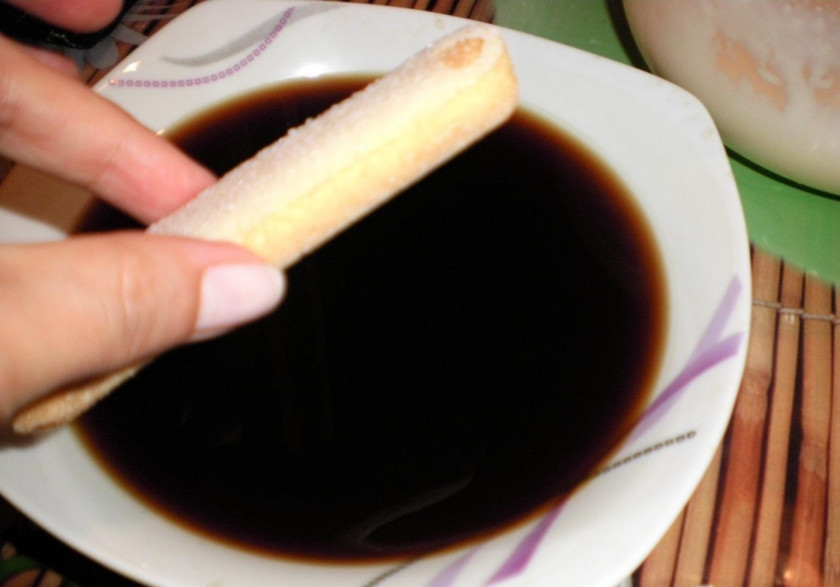 1. Этап. Тирамису без сырых яиц: 3. Завариваем кофе и добавляем сахар, остужаем его, после чего открываем упаковку печенья и каждую штучку обмакиваем в кофе.