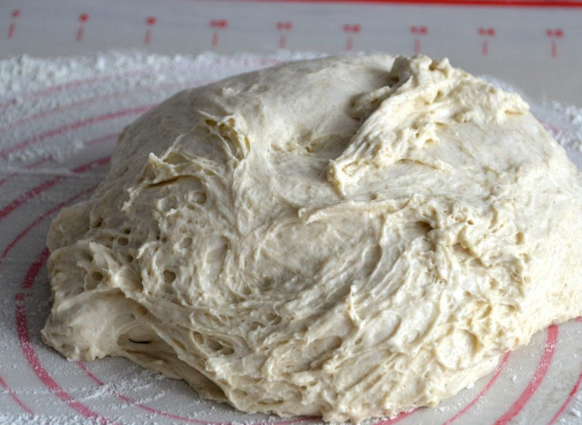 1. Этап. Пшеничный хлеб на ржаной закваске: Через 3 часа брожения присыпьте слегка мукой рабочую поверхность стола, выложите тесто. Больше месить его не надо.