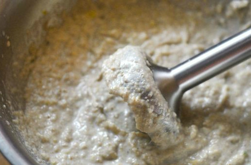 1. Этап. Соус из сморчков: Когда все тщательно протушится и загустеет, снимайте сковородку с огня. Чтобы получился соус, нам понадобится блендер. В принципе, можно употреблять грибы уже в таком виде, но раз уж у меня есть блендер, я им воспользуюсь. Перекладываю грибы из сковородки в глубокую миску, перемалываю их до однородного состояния.