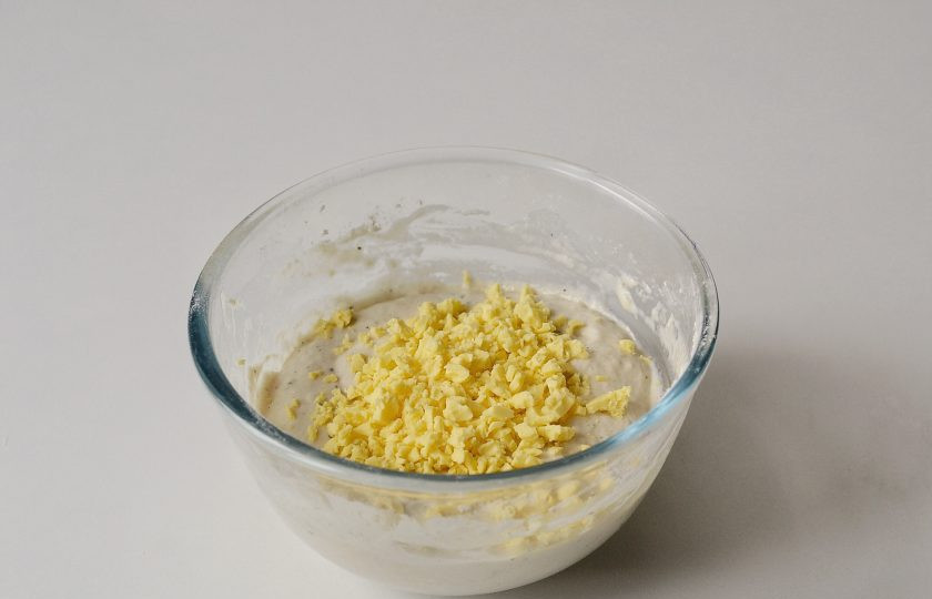 1. Этап. Панкейки с сыром: Добавьте тертый сыр, еще раз перемешайте.