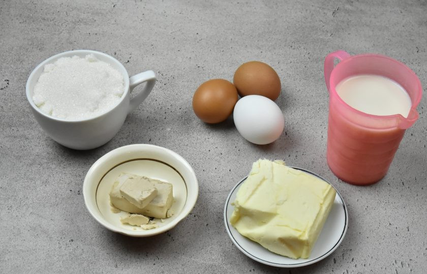 1. Этап. Александрийское тесто для куличей: Подготовьте продукты для опары. Ее удобнее приготовить с вечера. Дрожжи можно брать сухие, уменьшив их количество в 3 раза т.е. достаточно 10-11 грамм. Заранее замочите сухофрукты в коньяке или апельсиновом соке.