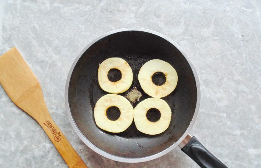 1. Этап. Шницель из свинины с яблоком: Обжаривайте яблоки на масле с обеих сторон 3-5 минут.