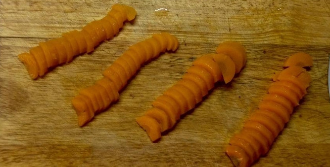 1. Этап. Диетический холодец: Через 15 минут, после закипания извлекаем морковь и нарезаем ее колечками и еще раз пополам.