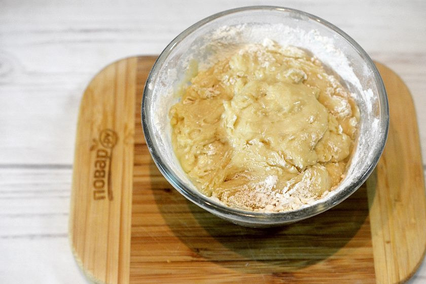 1. Этап. Пицца с сыром из козьего молока и рукколой: 1. В теплое молоко добавьте сахар, дрожжи и дождитесь пенной шапочки. Добавьте остальные ингредиенты и замесите тесто. Оставьте на 30 минут в теплом месте и дайте подойти.