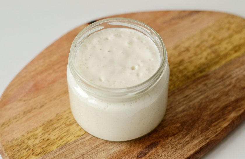 1. Этап. Соевая сметана в домашних условиях: Перелейте жидкость в стеклянную баночку и уберите в холодильник на пару часов.