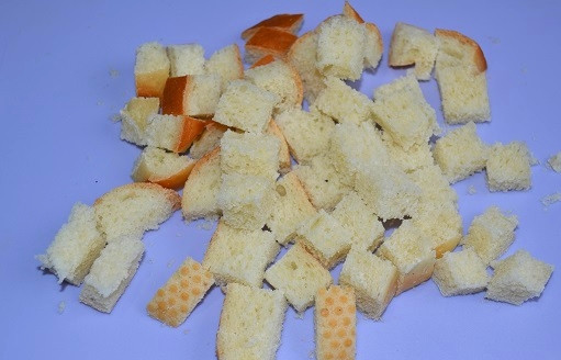 1. Этап. Салат Ревнивец: 3. Нарежьте кубиками хлеб.