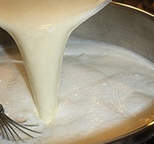 1. Этап. Пасха из молока: Вылить сметанно-яичную смесь в закипевшее молоко.