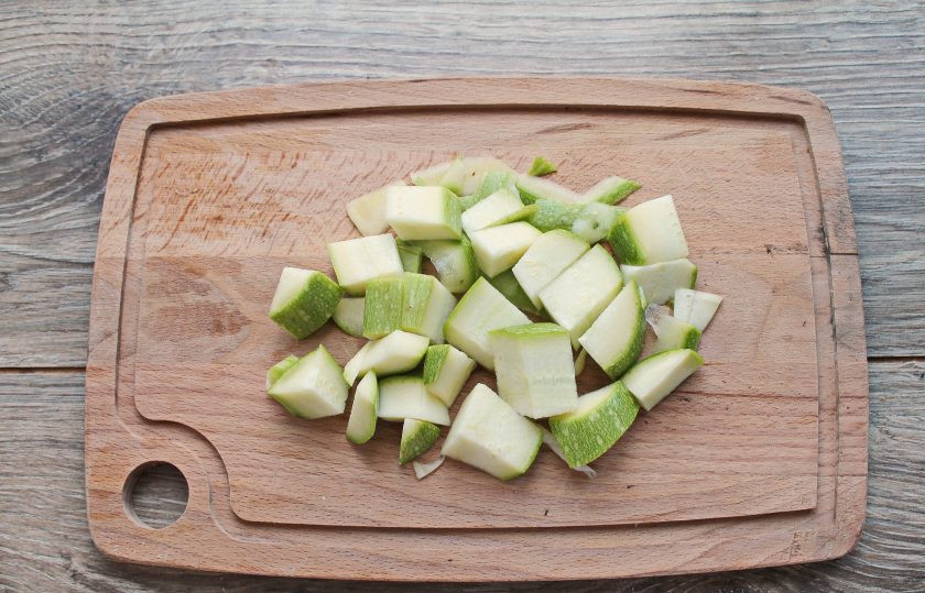 1. Этап. Смузи из кабачков: Кабачок вымойте, отрежьте кончики и порежьте мелким кубиком.