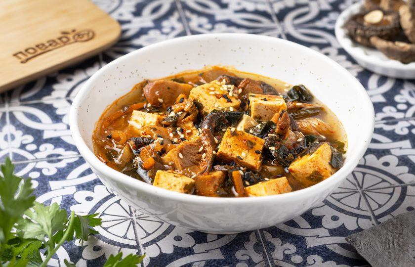 1. Этап. Морская капуста сушеная с кимчи: Перед подачей посыпьте блюдо жареным кунжутом. Приятного вам аппетита!