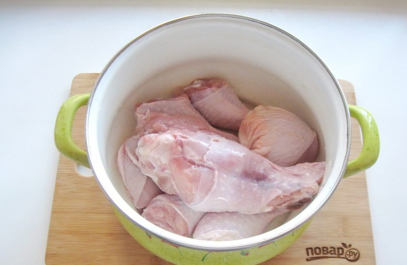 1. Этап. Холодец Новогодний поросенок: Курицу и индейку хорошо помойте и выложите в большую кастрюлю.