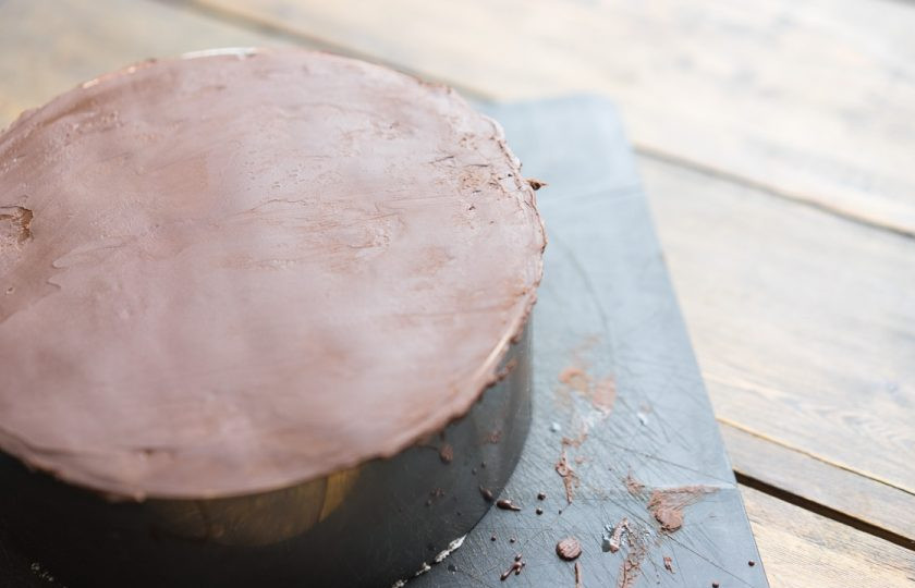 1. Этап. Десерт Птичье молоко: 20. Теперь остался последний штрих — глазурь. Я растапливаю плитку шоколада и заливаю поверхность торта. Когда застынет, отправляю снова в холодильник на час.