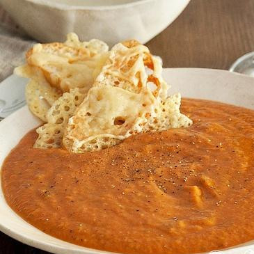 1. Этап. Суп с запеченным чесноком, помидорами и сыром: 8. Разлить суп по тарелкам, добавить по 2 сырных тоста в каждую тарелку и подавать.