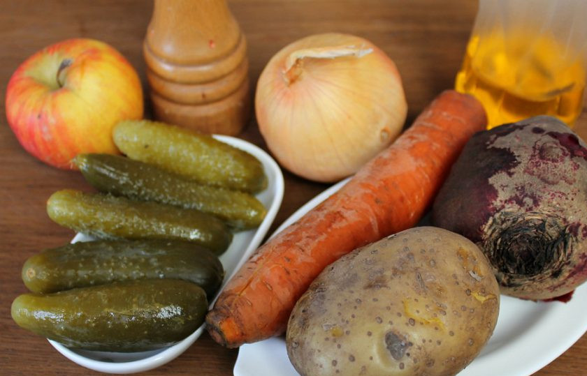 1. Этап. Винегрет с жареным луком: Подготовим ингредиенты. Свеклу, картофель и морковь отвариваем до готовности.