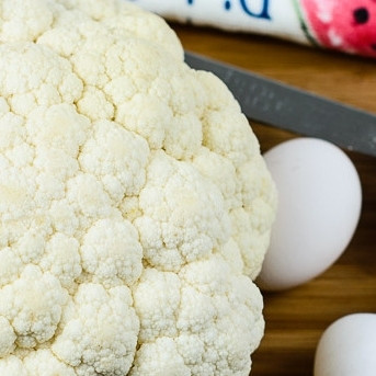 1. Этап. Цветная капуста в мультиварке: Вымытое яйцо кладем вместе с капустой в контейнер для мультиварки.