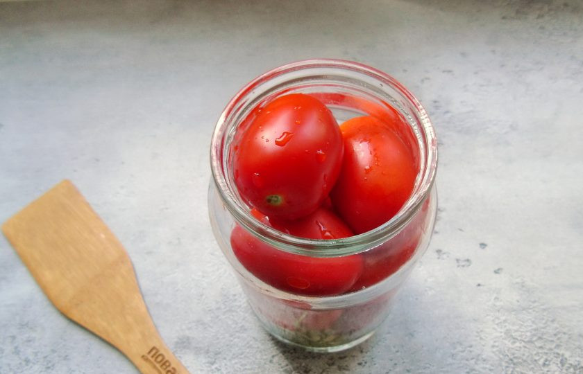 1. Этап. Быстрые квашеные помидоры: Заполните банку помидорами.