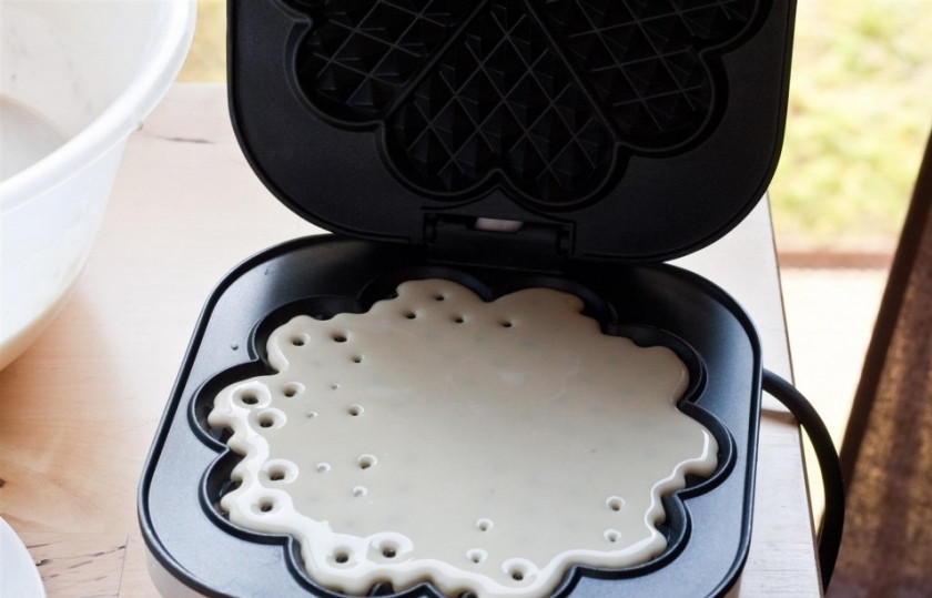 1. Этап. Вафли в электровафельнице: Смажьте вафельницу растительным маслом. Налейте немного теста, чтобы форма вся покрылась им. И запекайте 3 минуты. Вафли должны приобрести золотистый цвет.