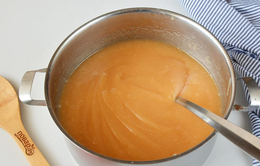 1. Этап. Джем из яблок на зиму: Пюрируйте и после доведите джем до кипения, проварите минутку.